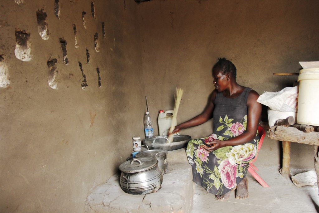 Madlavning over biobriket-komfur i Bidi Bidi.