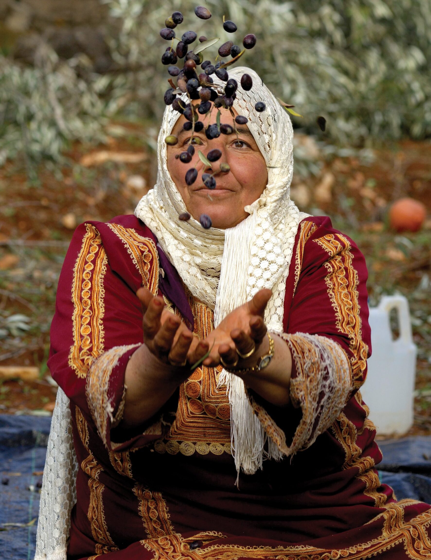 Kvinde kaster oliven op i luften