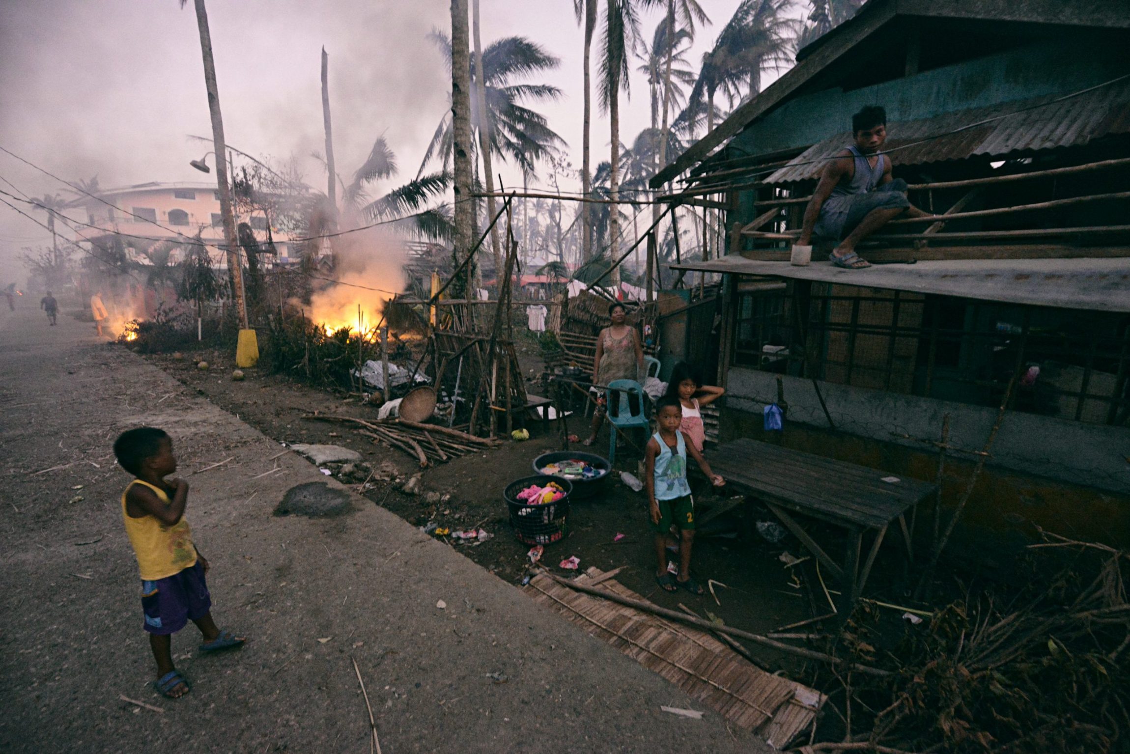 Ildebrand, grundet Tyfon, i n&aelig;rheden af familiehuse i Filippinerne. Illustration: De str&oslash;ste naturkatastrofer i nyere tid.