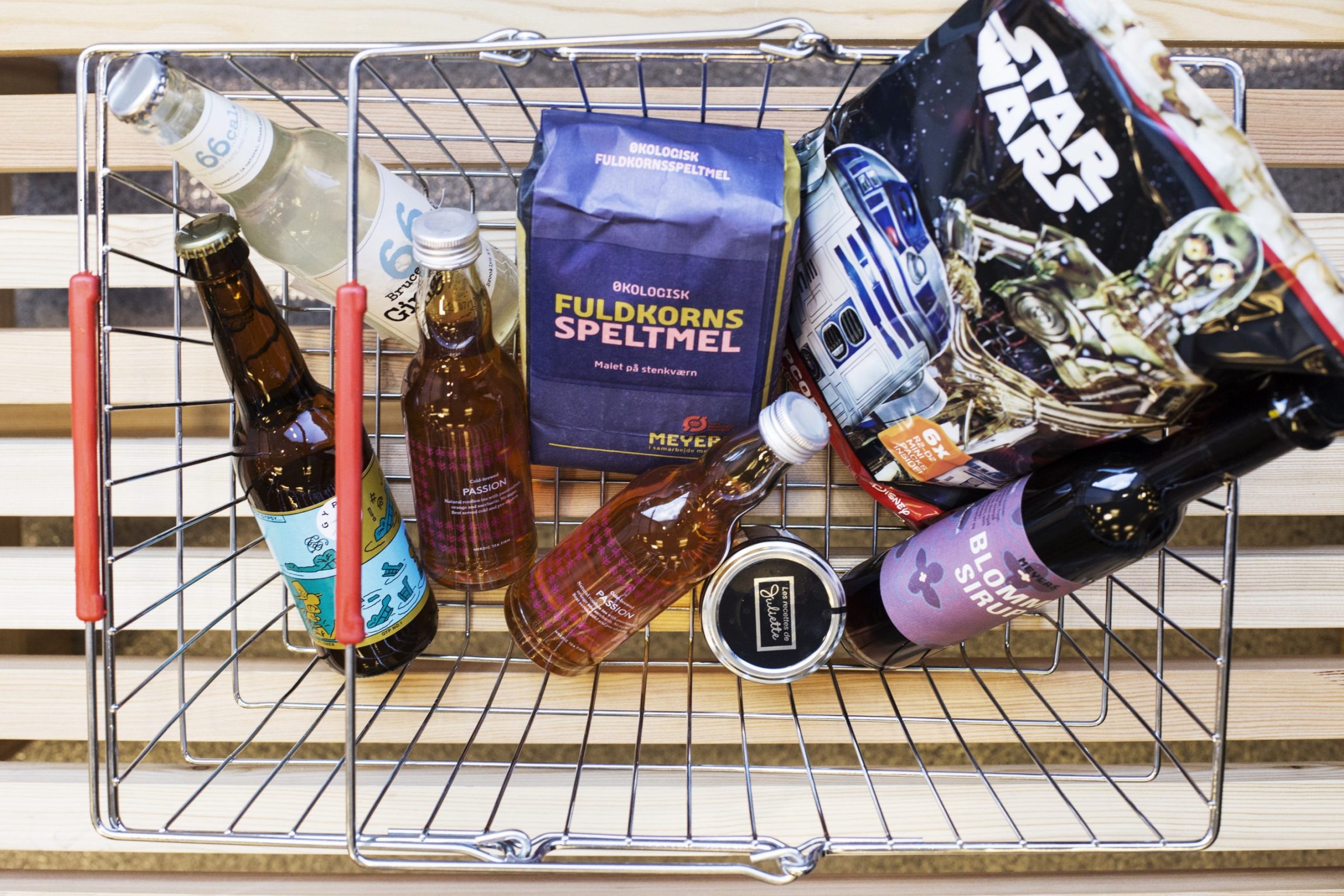 Varer i en indkøbskurv fra Wefood butik