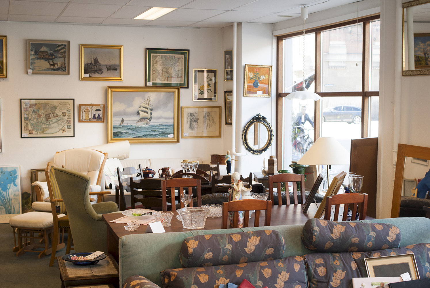 Brugte m&oslash;bler i en af Folkekirkens N&oslash;dhj&aelig;lps genbrugsbutikker. Illustration: Gratis aflev&eacute;ring af brugte m&oslash;bler.