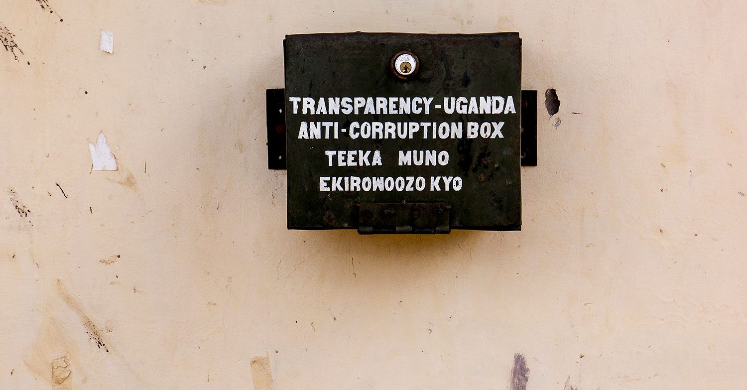 Klageboks h&aelig;nger p&aring; mur i Uganda