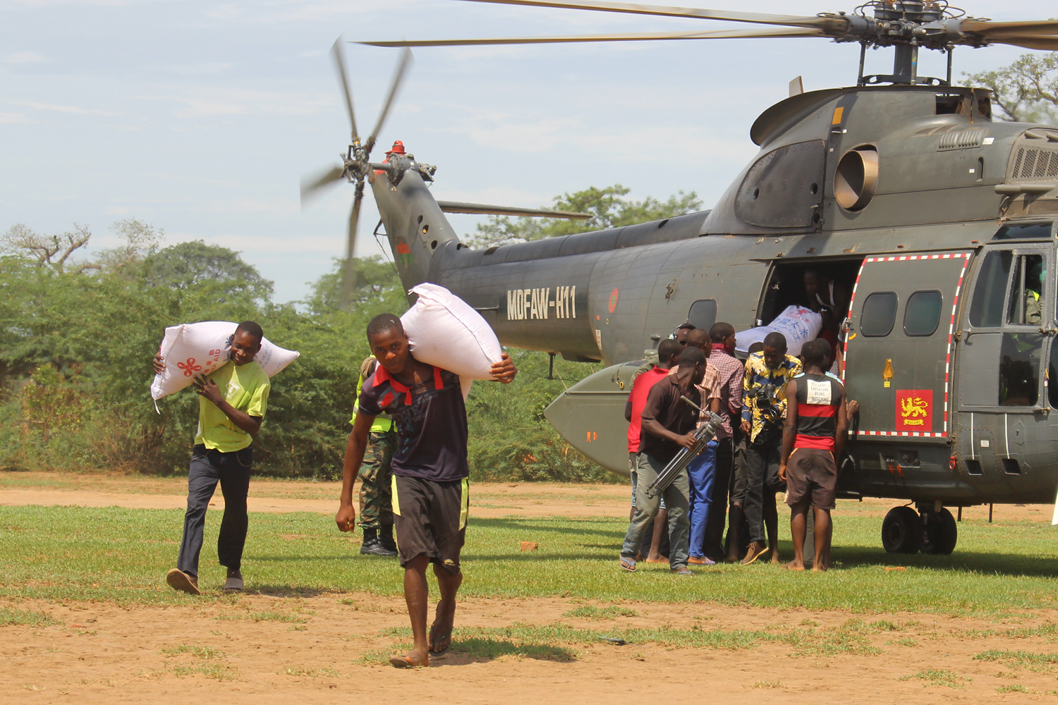 Forsyninger ankommer med helikopter. Illustration til sider om katastrofer.
