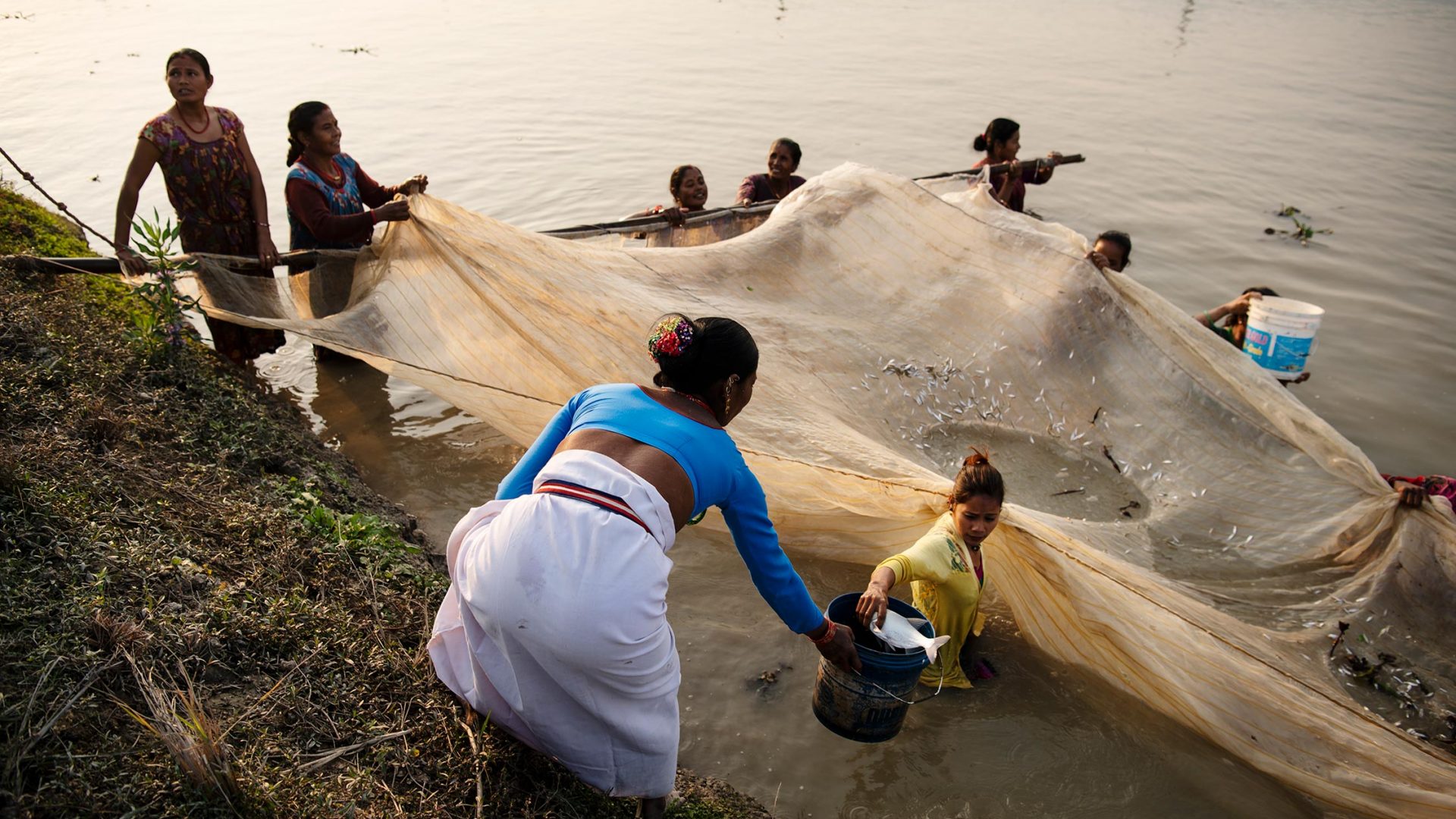 Kvinder ved flod i Nepal