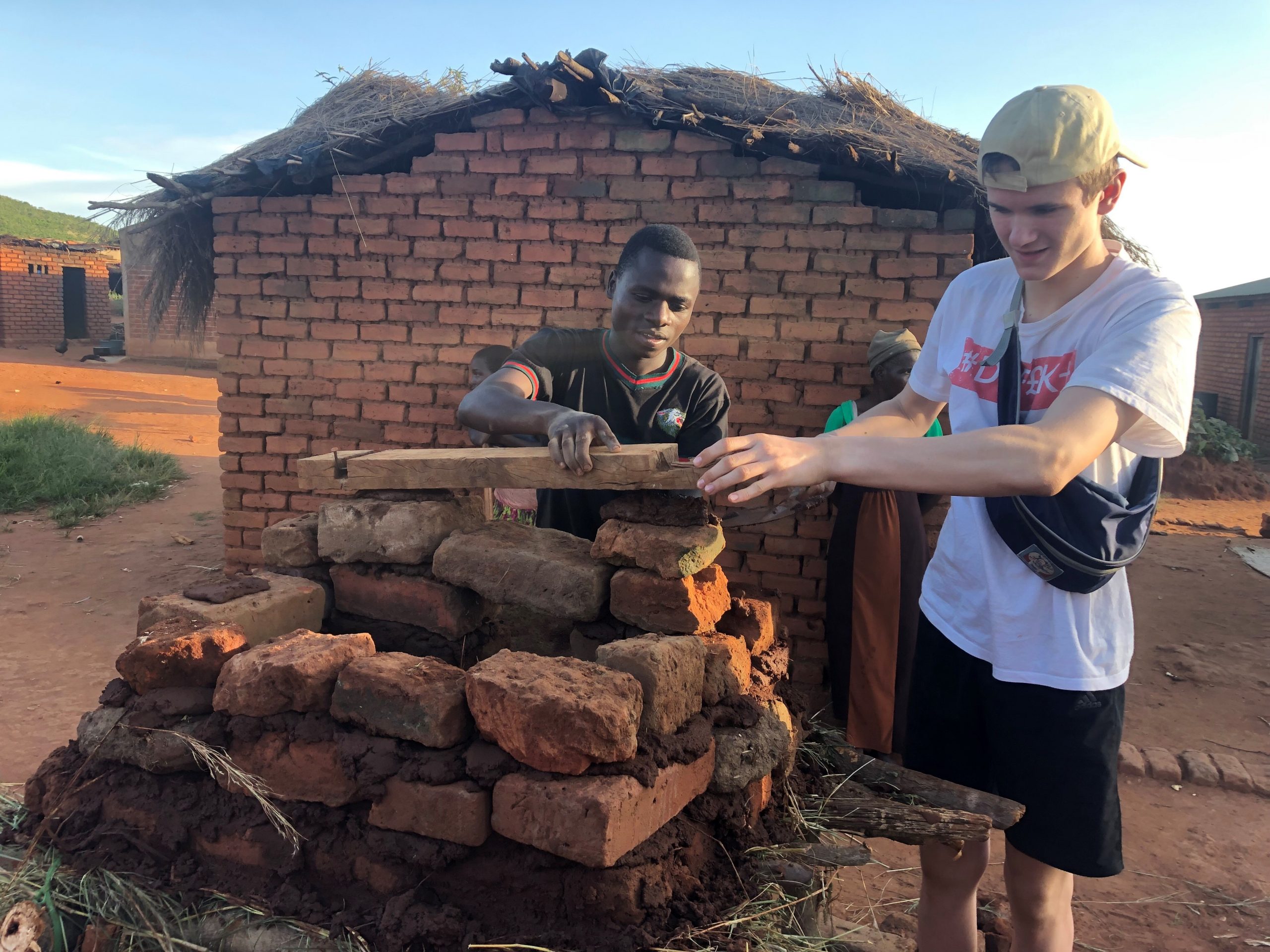 Elev fra Osted Efterskole bygger kaninbur i Malawi