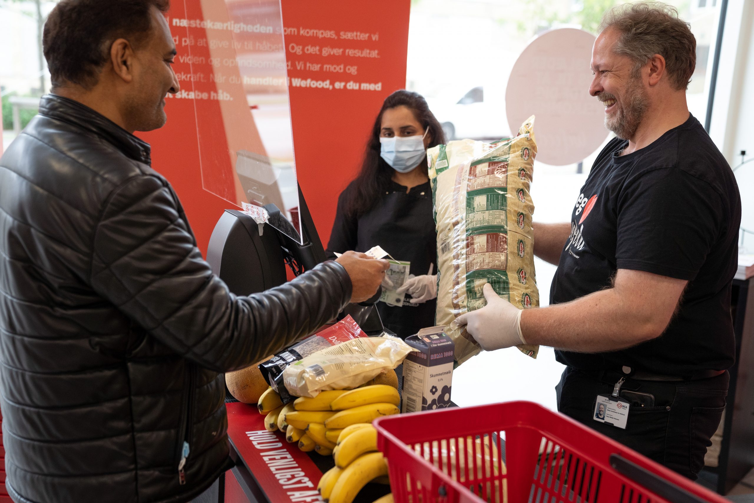 mand k&oslash;ber varer i wefood