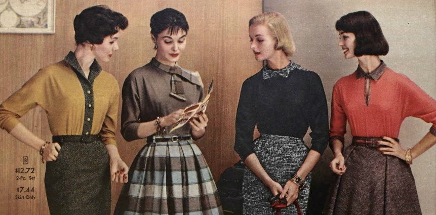 Fire vintage kvinder st&aring;r p&aring; r&aelig;kke