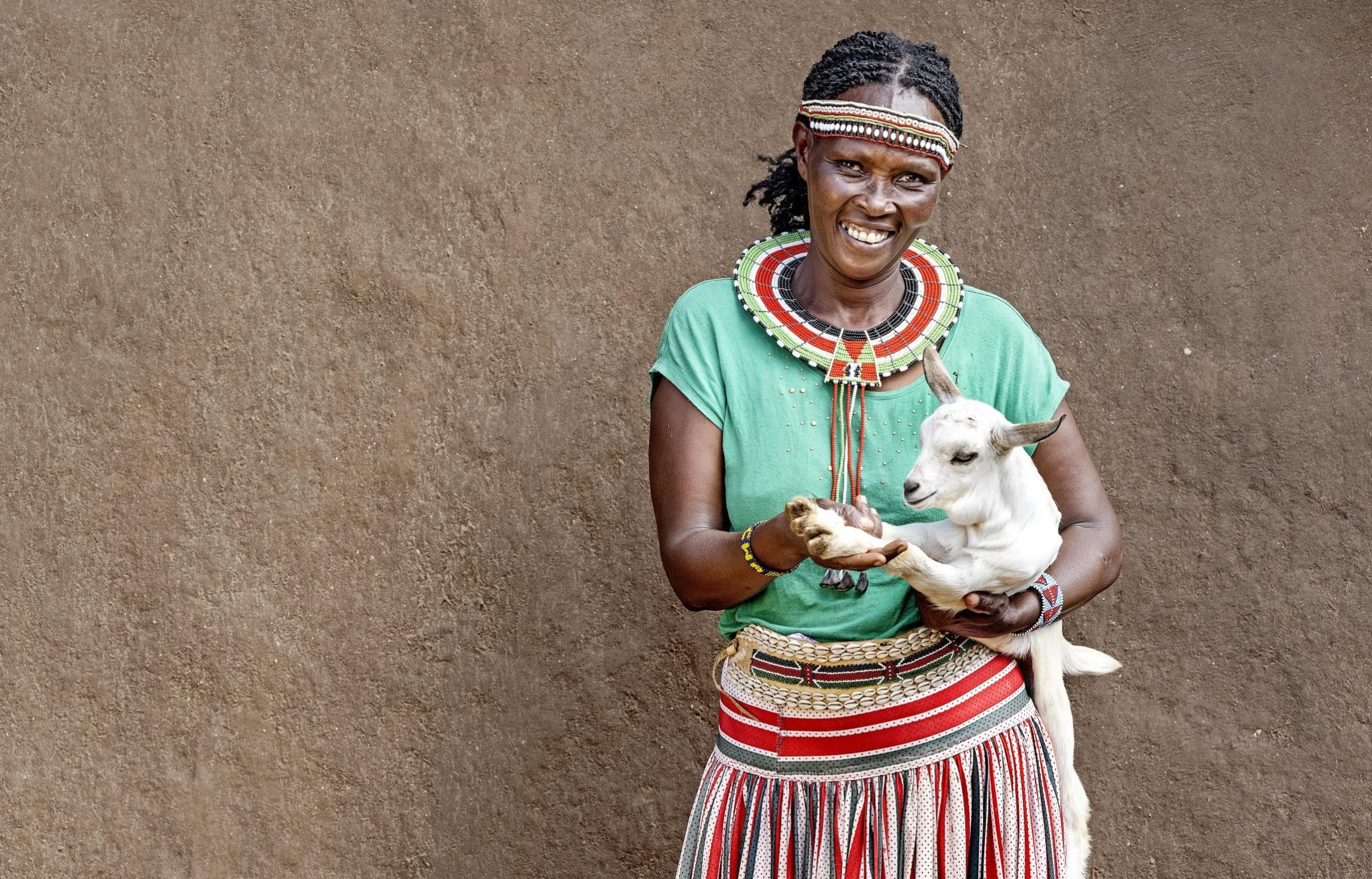 Grace Peto fra Kenya holder et af hendes gedekid