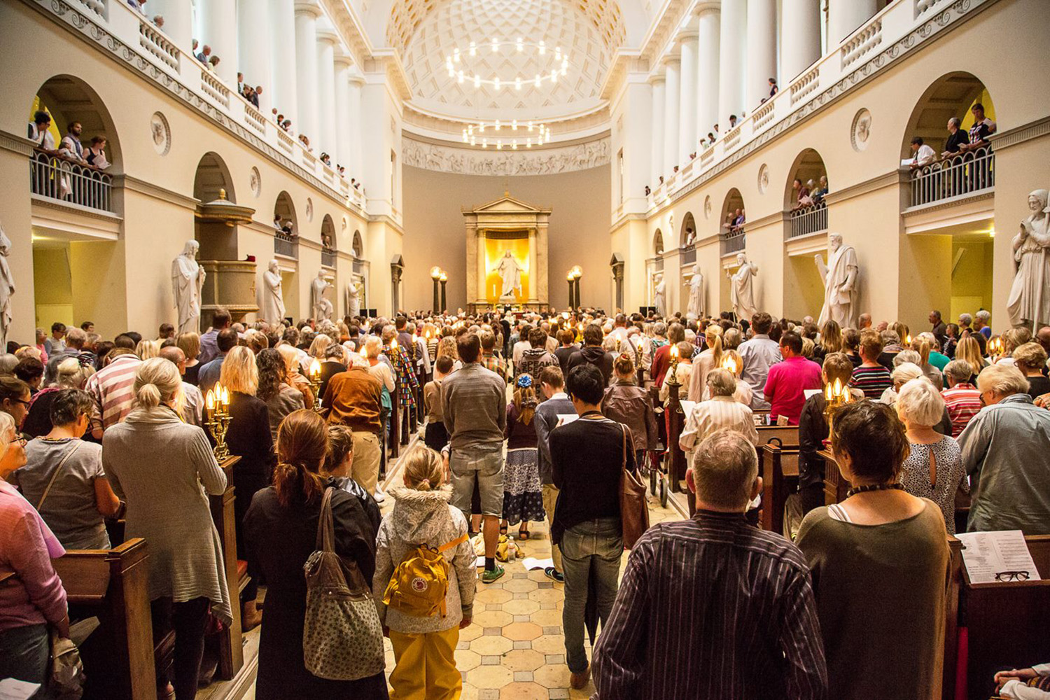 Folkekirkens N&oslash;dhj&aelig;lps jubil&aelig;umskalender. Stemningsbillede fra gudstjeneste i Vor Frue Kirke.