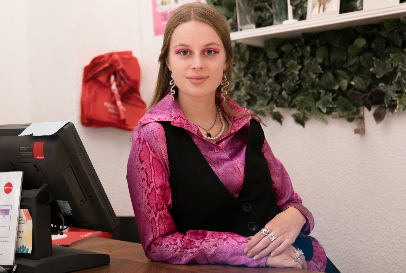 Solvig sidder ved kassen i genbrugstikken p&aring; amager