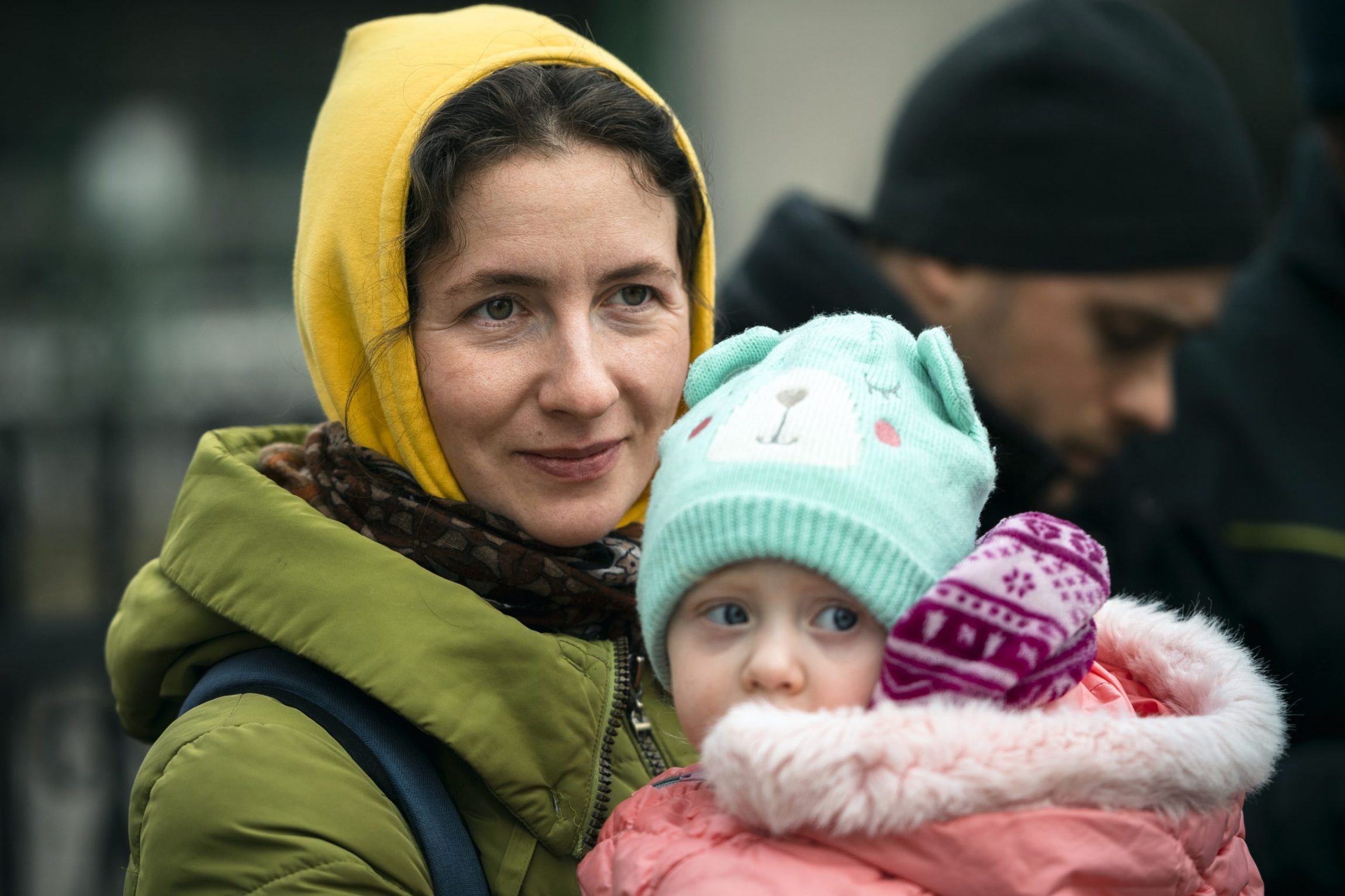 En mor og en datter p&aring; togstationen i vest Ukraine