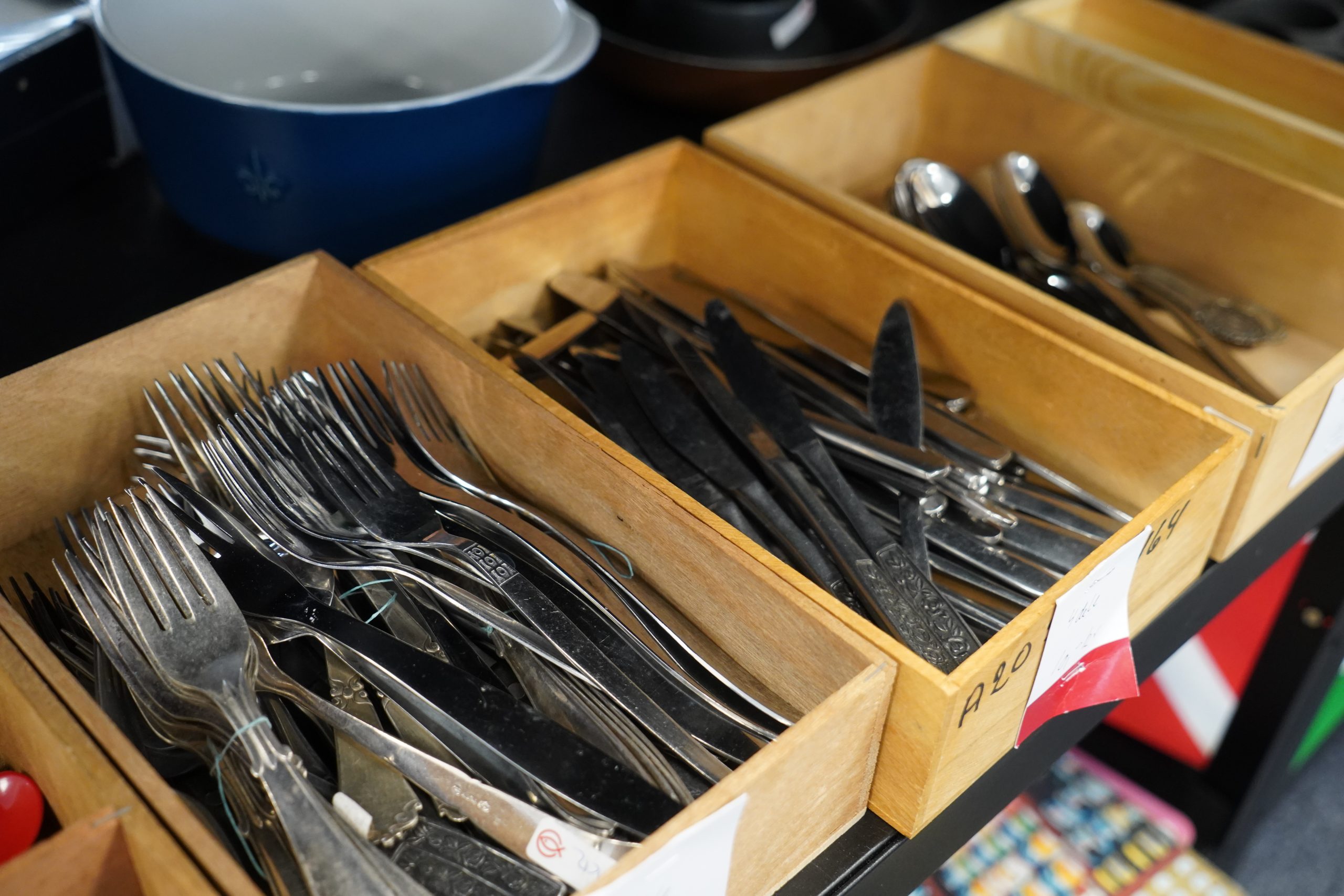 Bestik til salg i Sydhavns genbrugsbutik