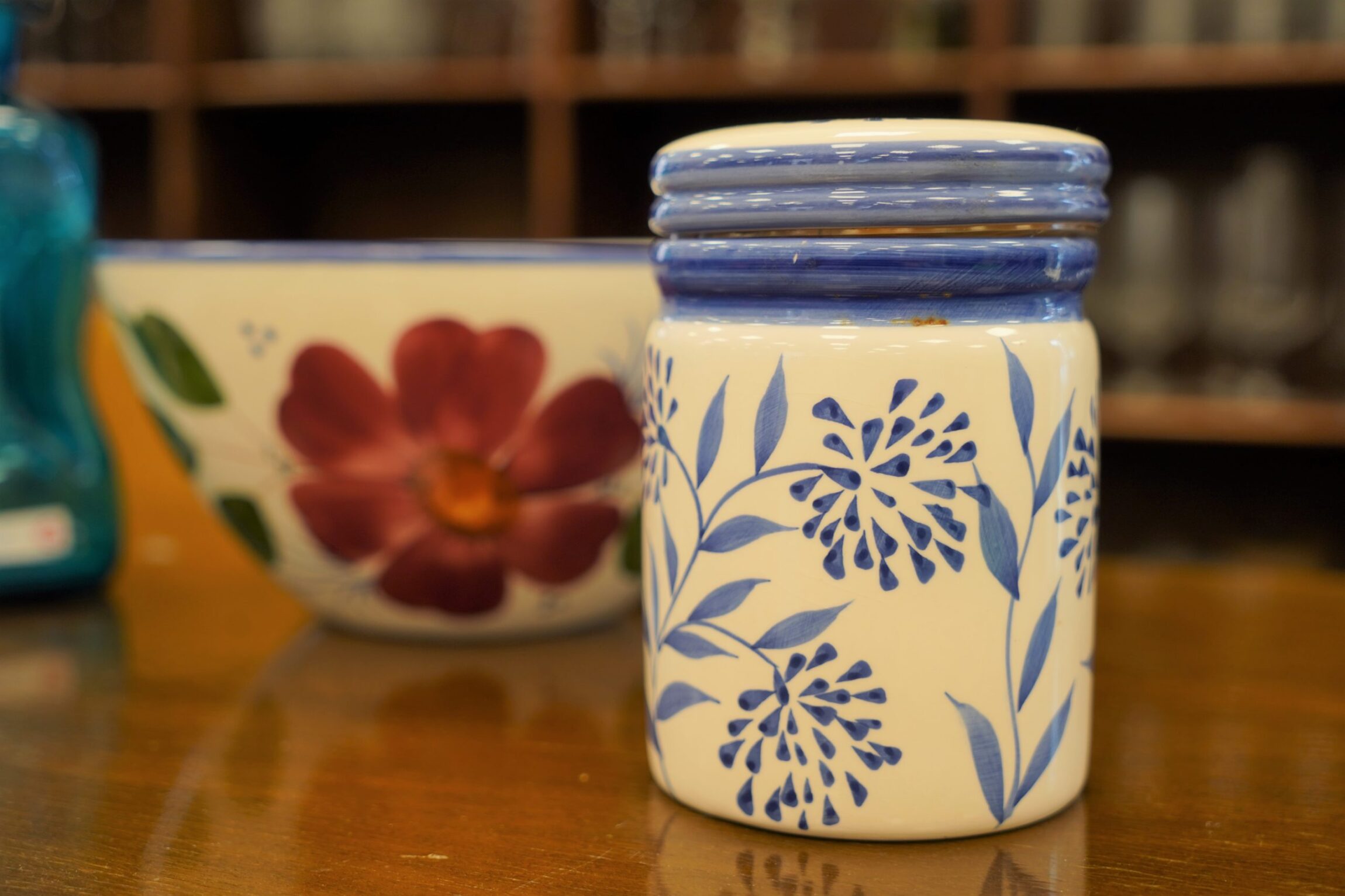 B&oslash;tte i keramik til salg i genbrugsbutikken i Sydhavn