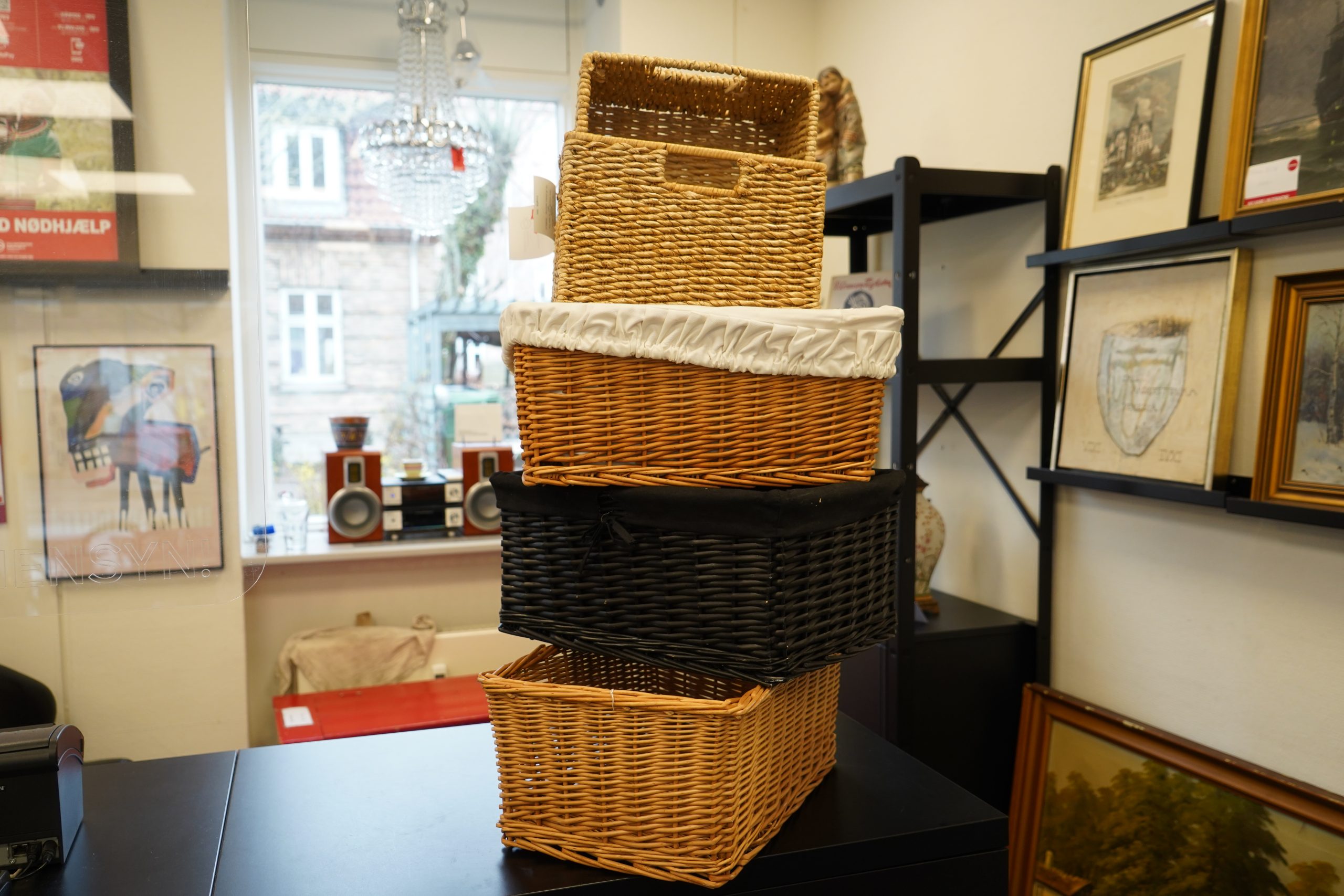 Kurve til salg i Sydhavns Genbrugsbutik