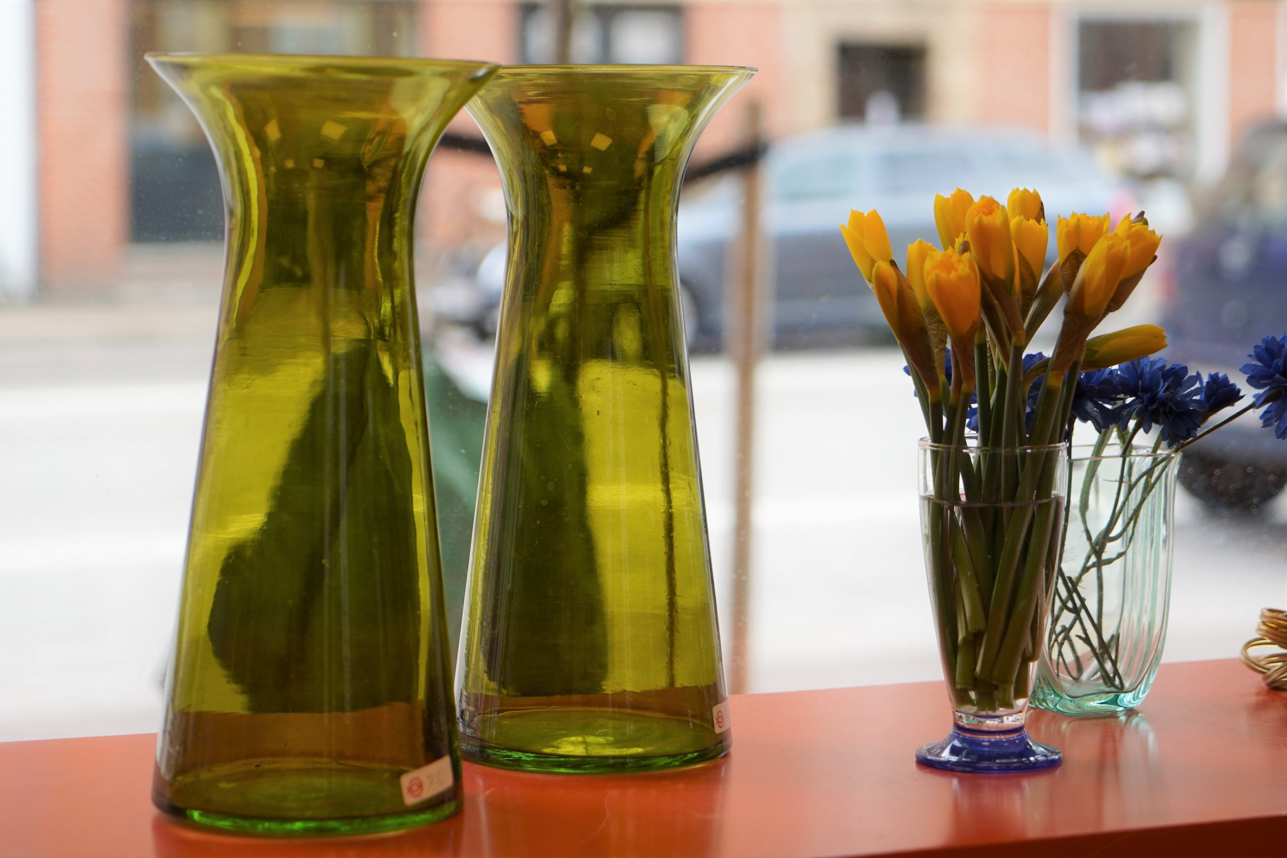 Gr&oslash;nne vaser st&aring;r til salg i genbrugsbutikken i Sydhavn