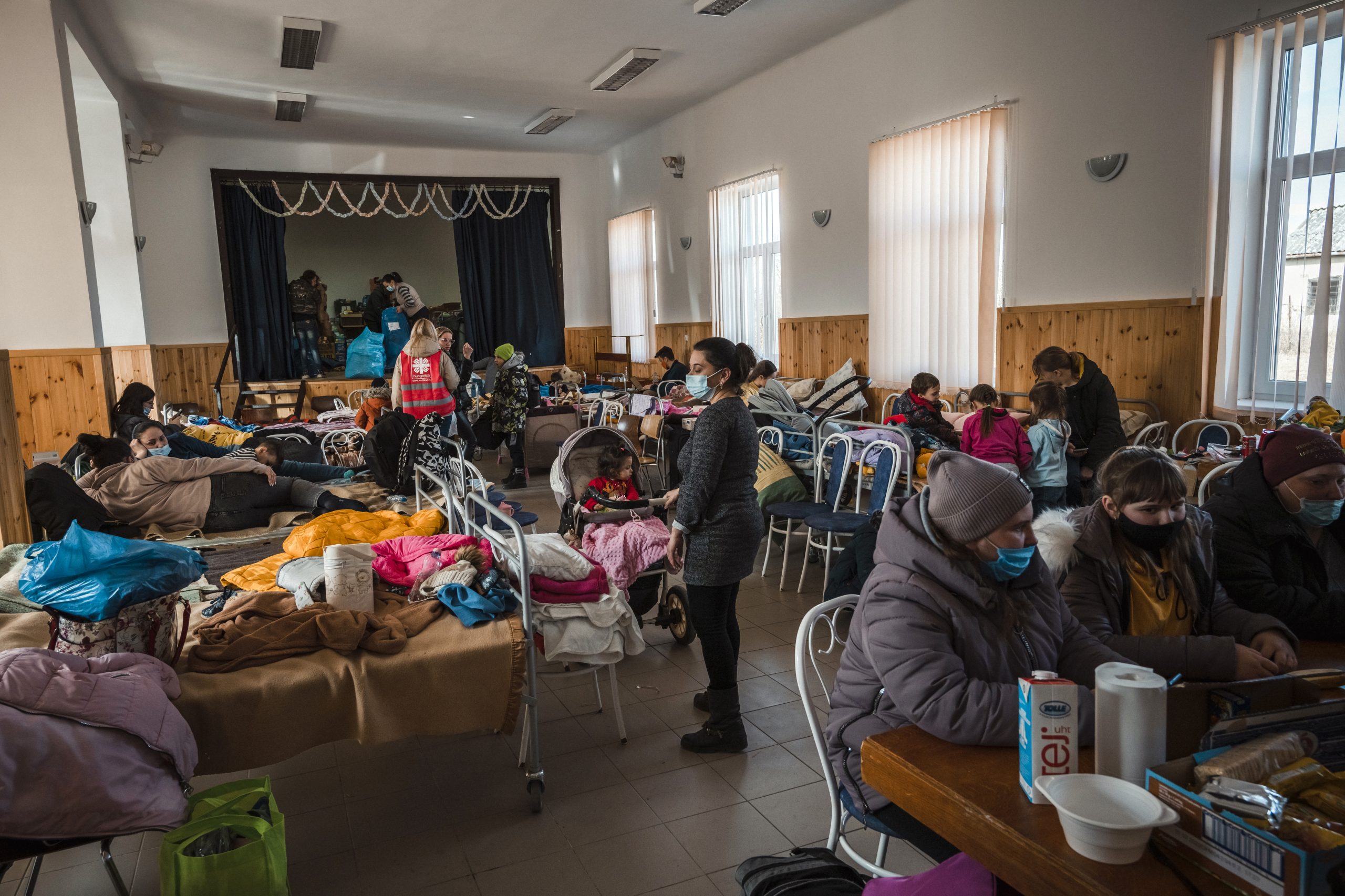ACT Alliance-medlemmer, Hungarian Interchurch Aid, tilbyder mad, drikkevarer og hygiejneartikler til de mennesker, der flygter fra Ukraine-krigen