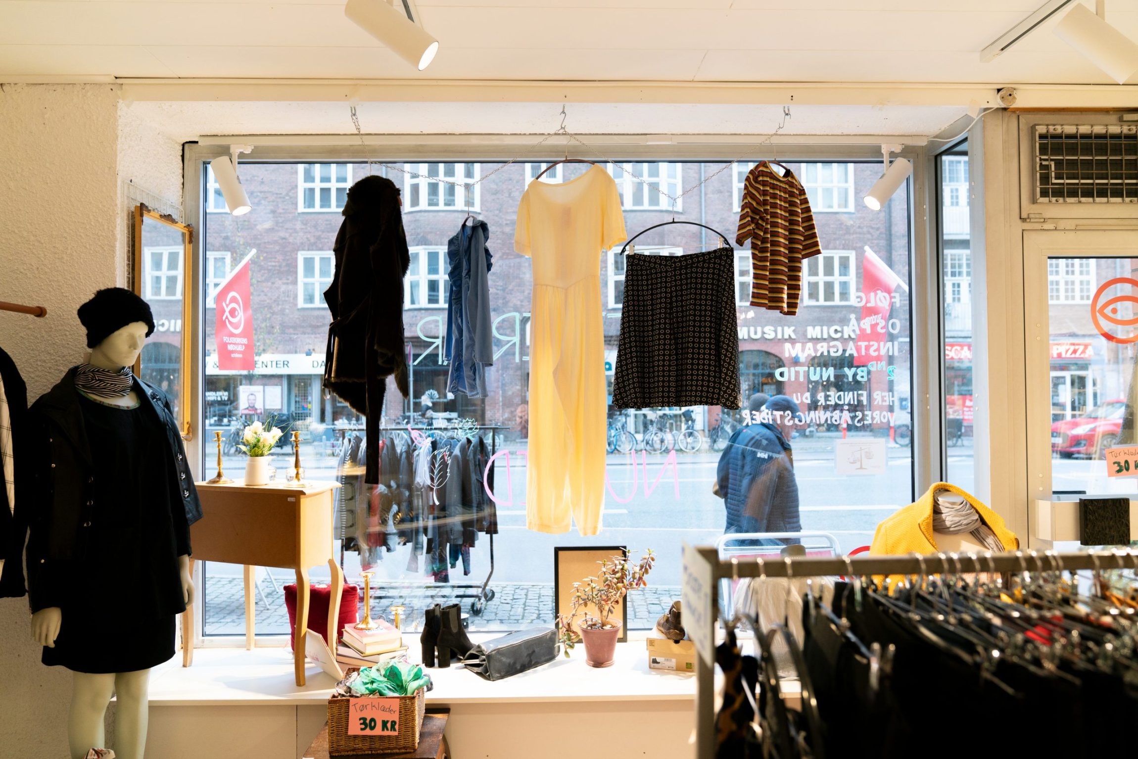 Det store udvalg af genbrugs t&oslash;j med mere i genbrugsbutikken SecondByNutid