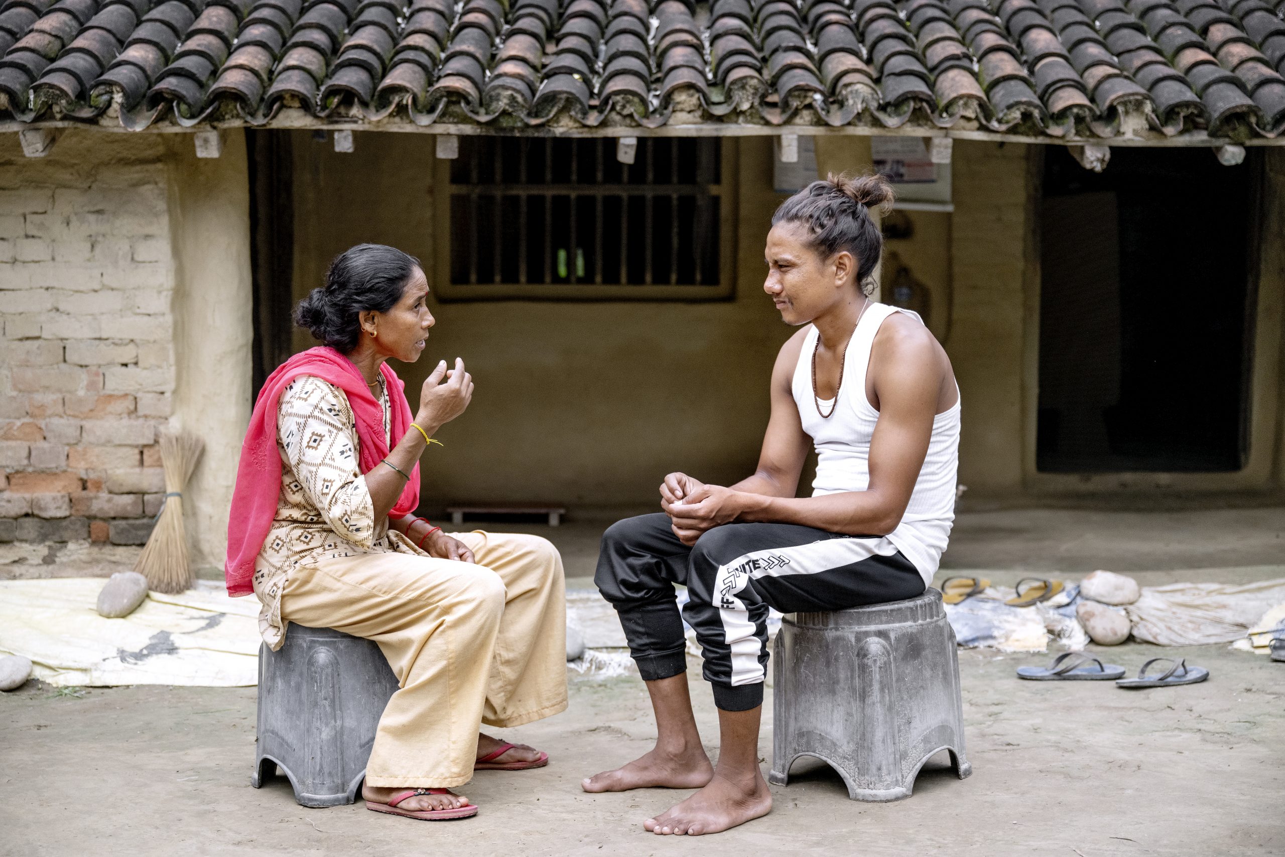 Mor og s&oslash;n taler tegnsprog, da s&oslash;nnen er stum og d&oslash;v