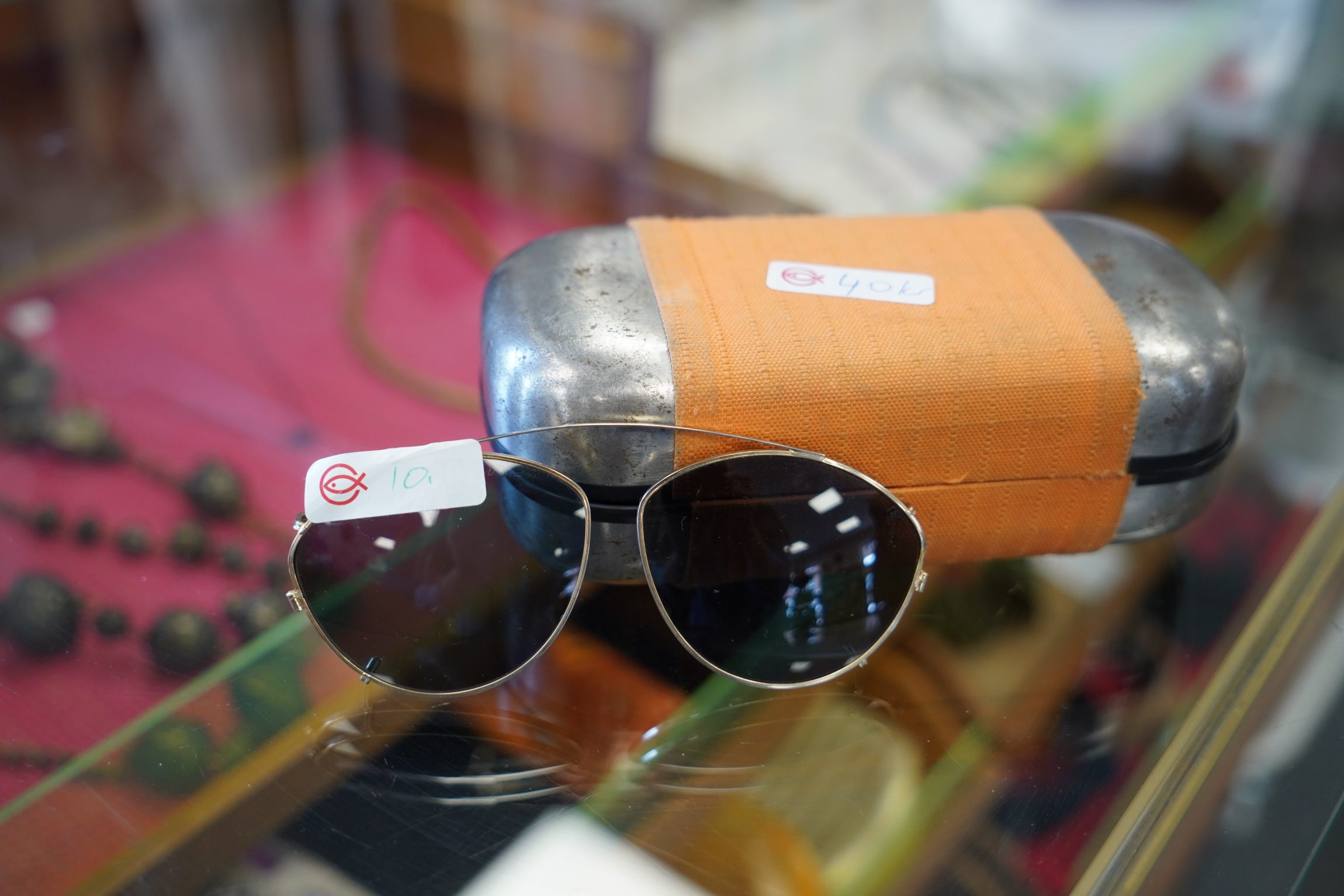 Solbriller fundet i Folkekirkens N&oslash;dhj&aelig;lps genbrugsbutik i Sydhavn