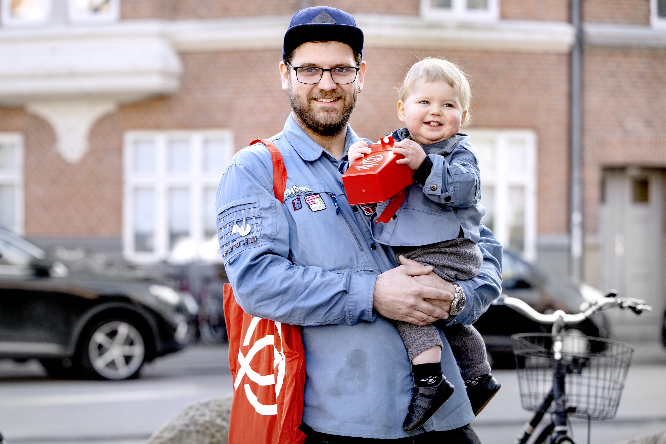 Glade indsamlere, der deltager i Folkekirkens N&oslash;dhj&aelig;lps &aring;rlige landsindasamling i marts m&aring;ned.