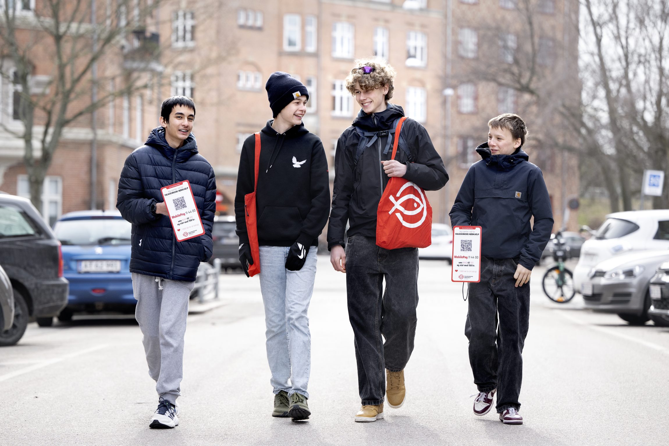 Drenge samler ind til årets sogneindsamling arrangeret af Folkekirkens Nødhjælp.