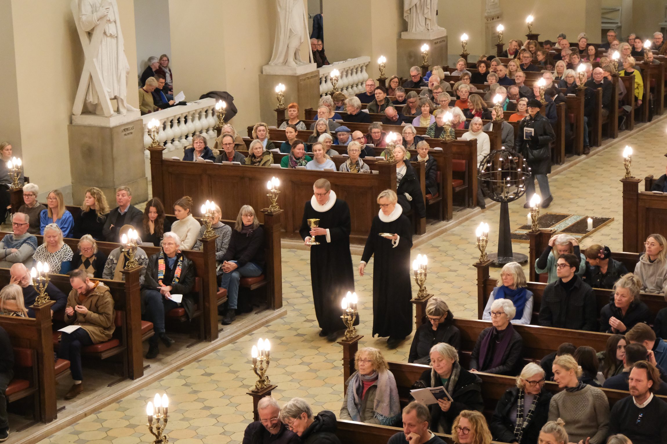 Domkirken i København lagde rammer til fredsgudstjenesten, hvor danskerne på forhånd havde doneret næsten 10.000 lys.