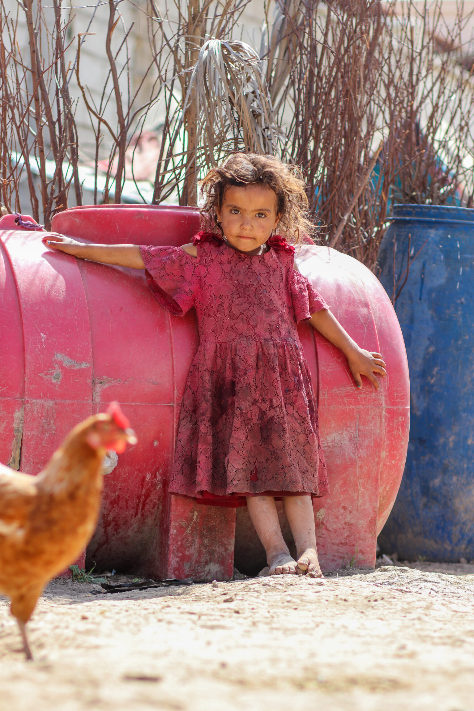 Pige p&aring; flugt i flygtningelejr. Illustration: Bliv N&oslash;dhj&aelig;lper gennem Folkekirkens N&oslash;dhj&aelig;lp.