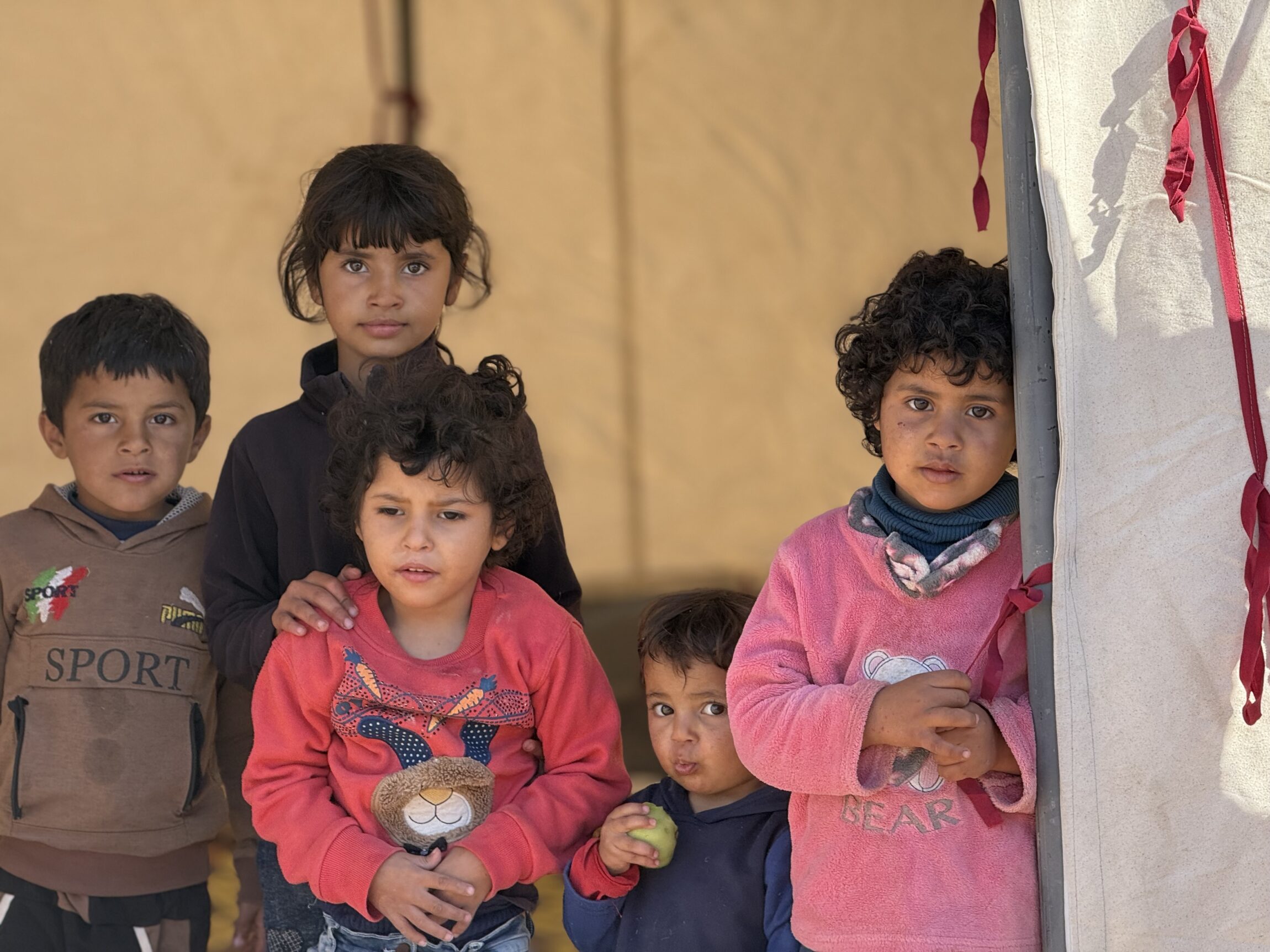 Rahafs børn i deres nye telt i den uformelle bosættelse Al-Assaida