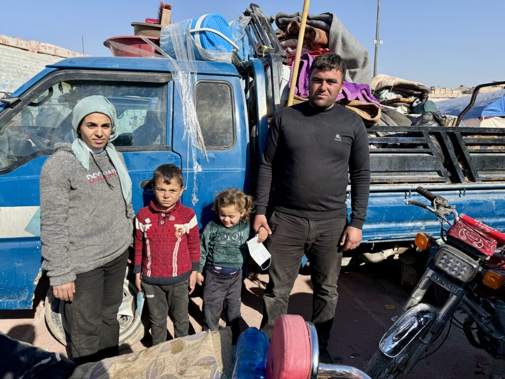 Familie på flugt i Syrien - netop ankommet til Raqqa