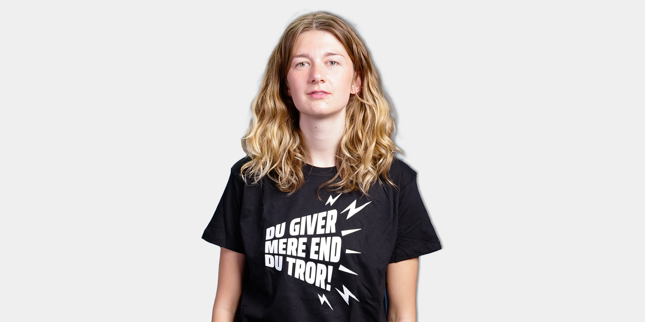 T-shirt fra Folkekirkens Nødhjælp med teksten 'Du giver mening'.