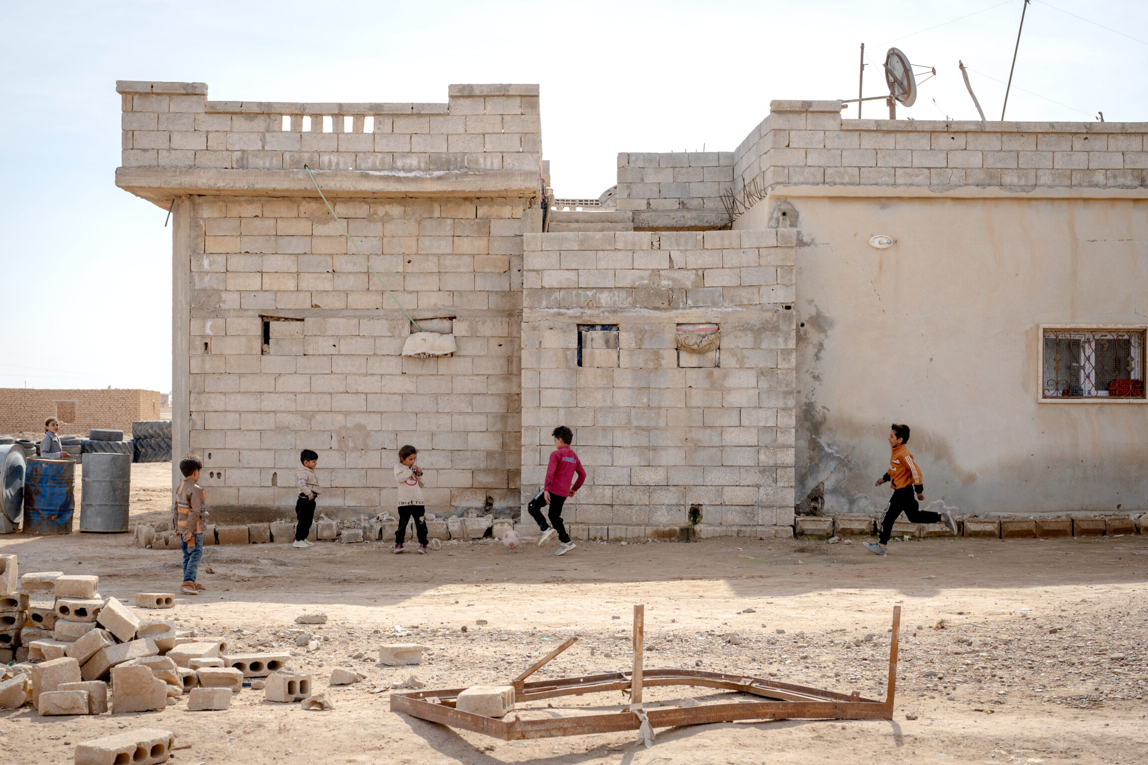 B&oslash;rn spiller fodbold ved deres hjem i Syrien