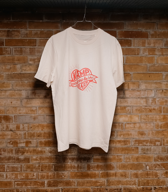 Varebiillede: Hvid Kæmp for alt. hvad du har kært-tshirt med rødt hængende på bøjle foran væg.