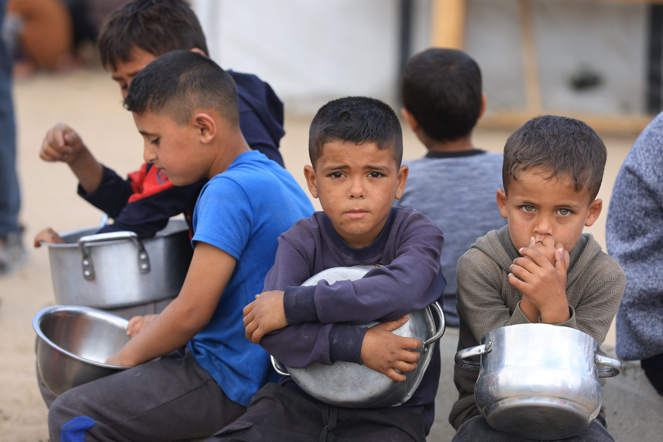 B&oslash;rn fra Pal&aelig;stina fors&oslash;ger at f&aring; varmt mad midt i den humanit&aelig;re krise