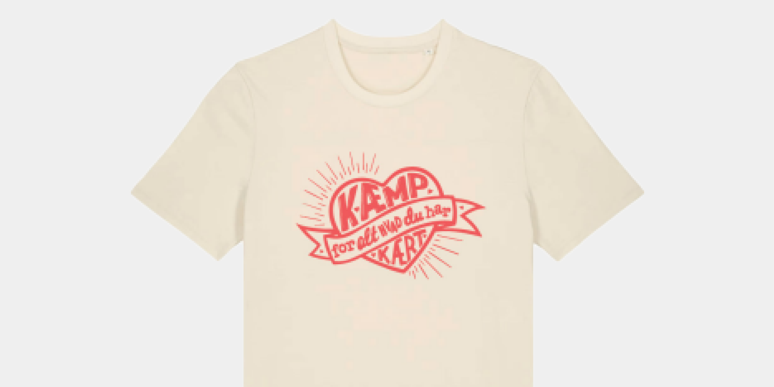 Kritisk Pynt X Folkekirkens N&oslash;dhj&aelig;lp t-shirt med teksten 'K&aelig;mp for alt, hvad du har k&aelig;rt'.