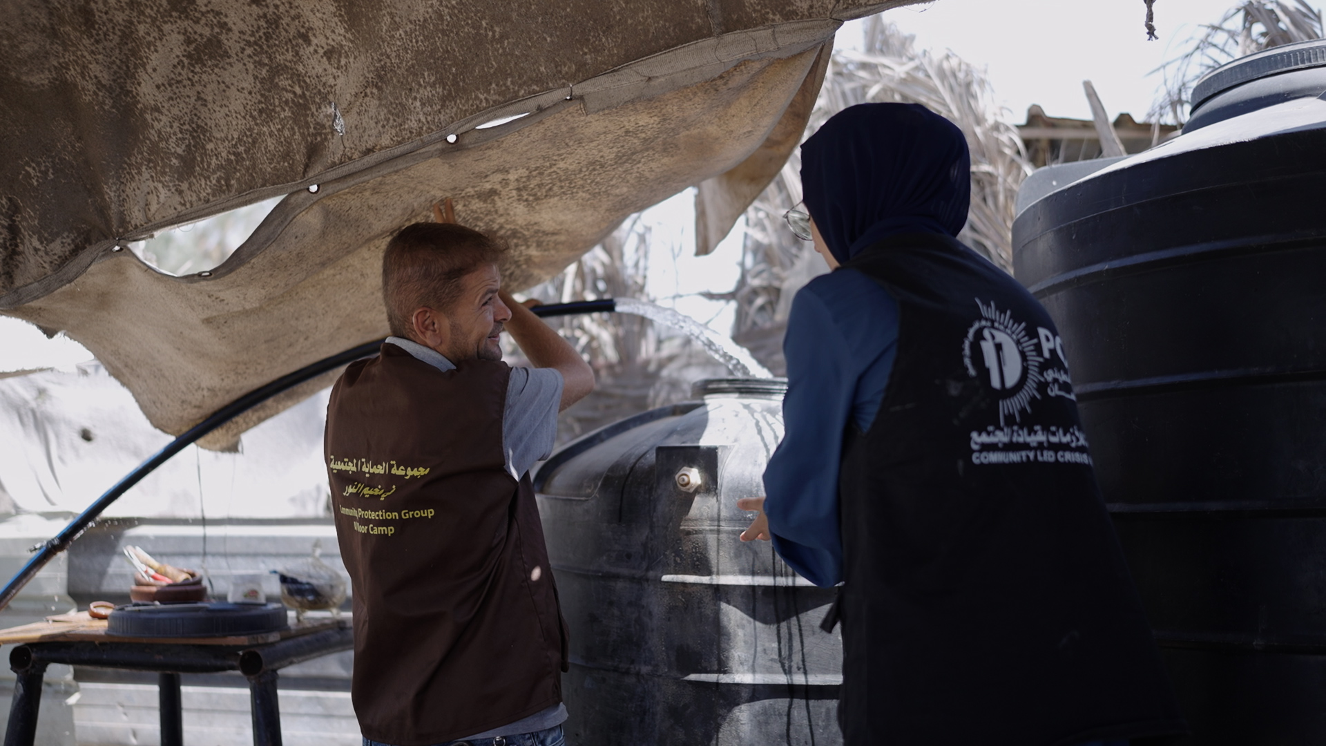 Frivillige i Gaza renser vand