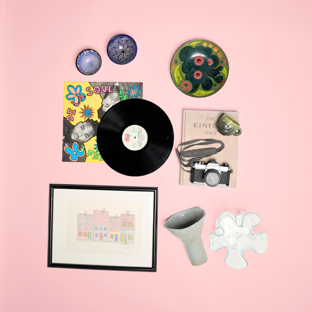 10 genstande. Lyser&oslash;d baggrund. Billederamme, to vaser, retrokamera, EP, keramik.